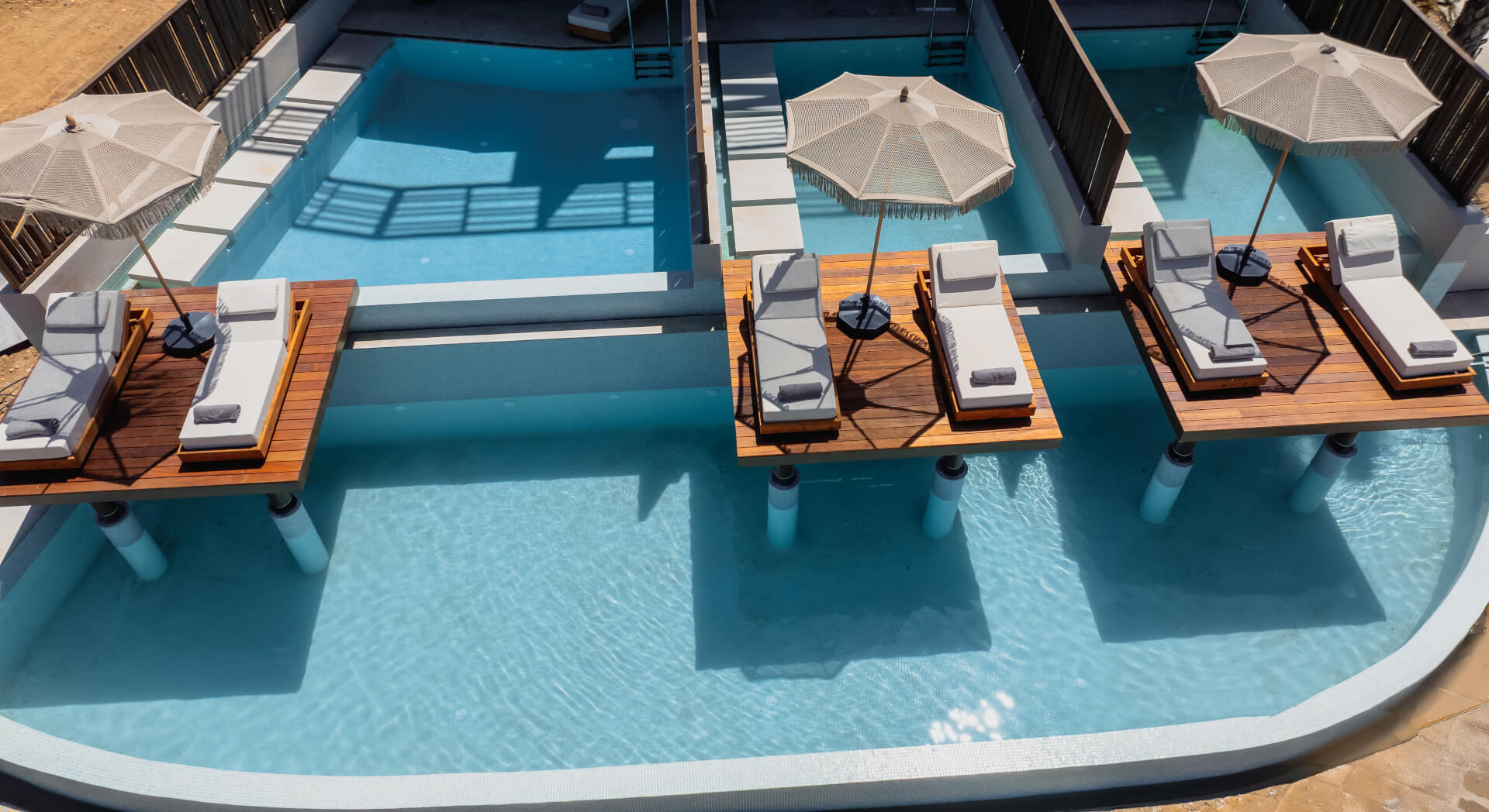 Pool und mediterrane Architektur des Nalu Resort auf Kreta