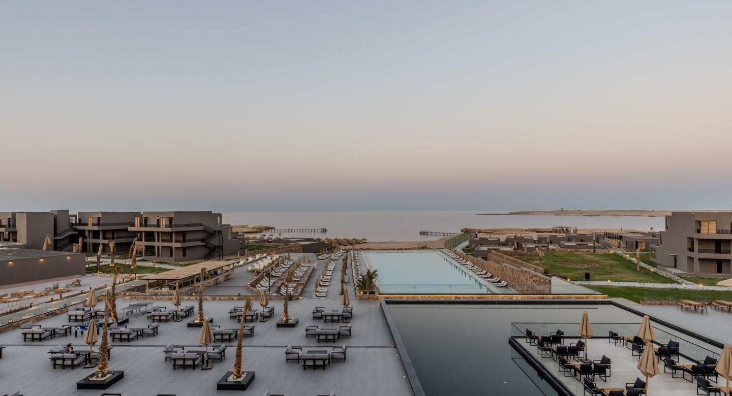 Aldiana Club Naga Bay · Clubanlage mit Blick auf das Meer und den Hauptpool