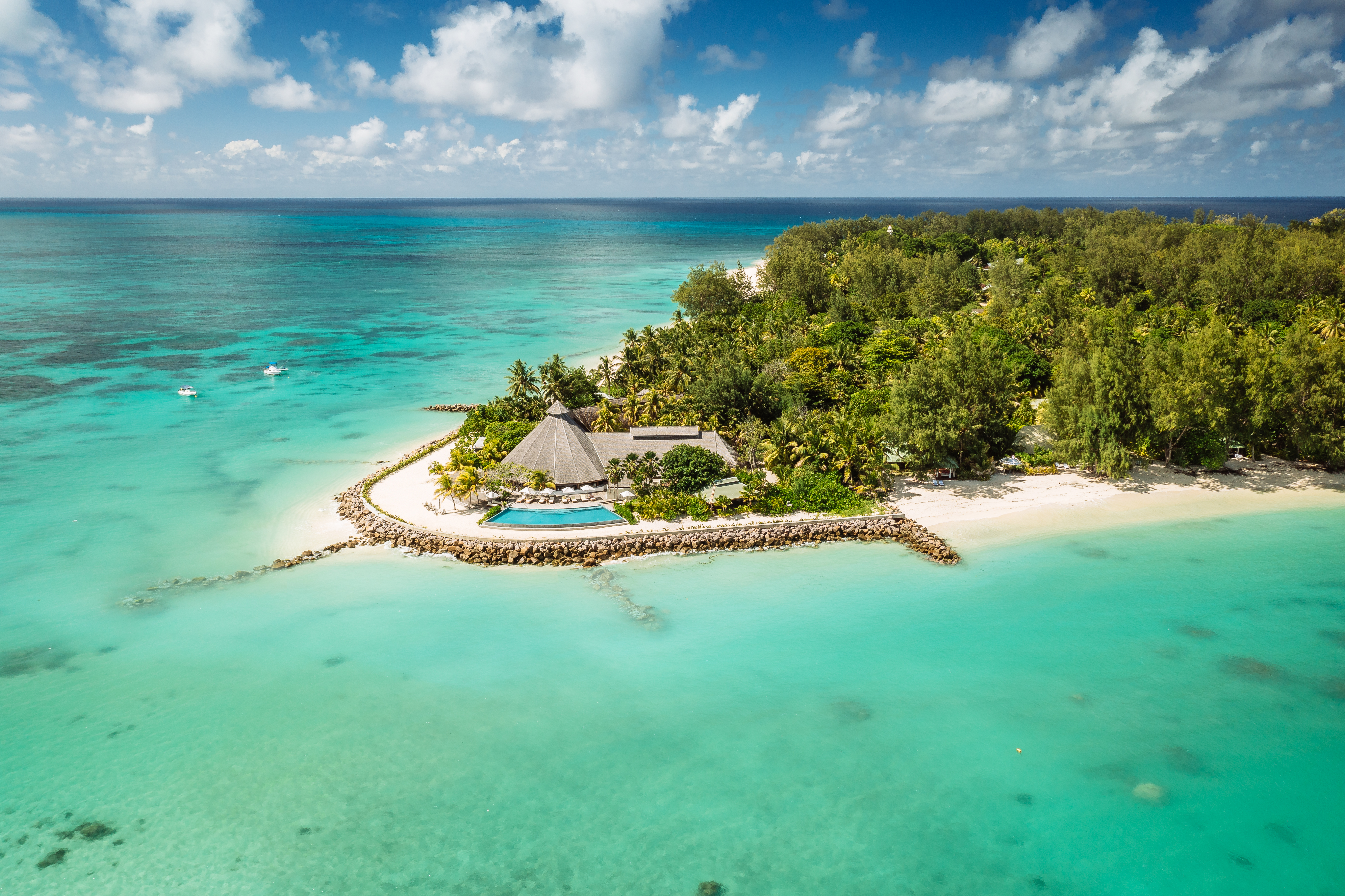 Denis Private Island · Resort und Infinitypool aus der Luft
