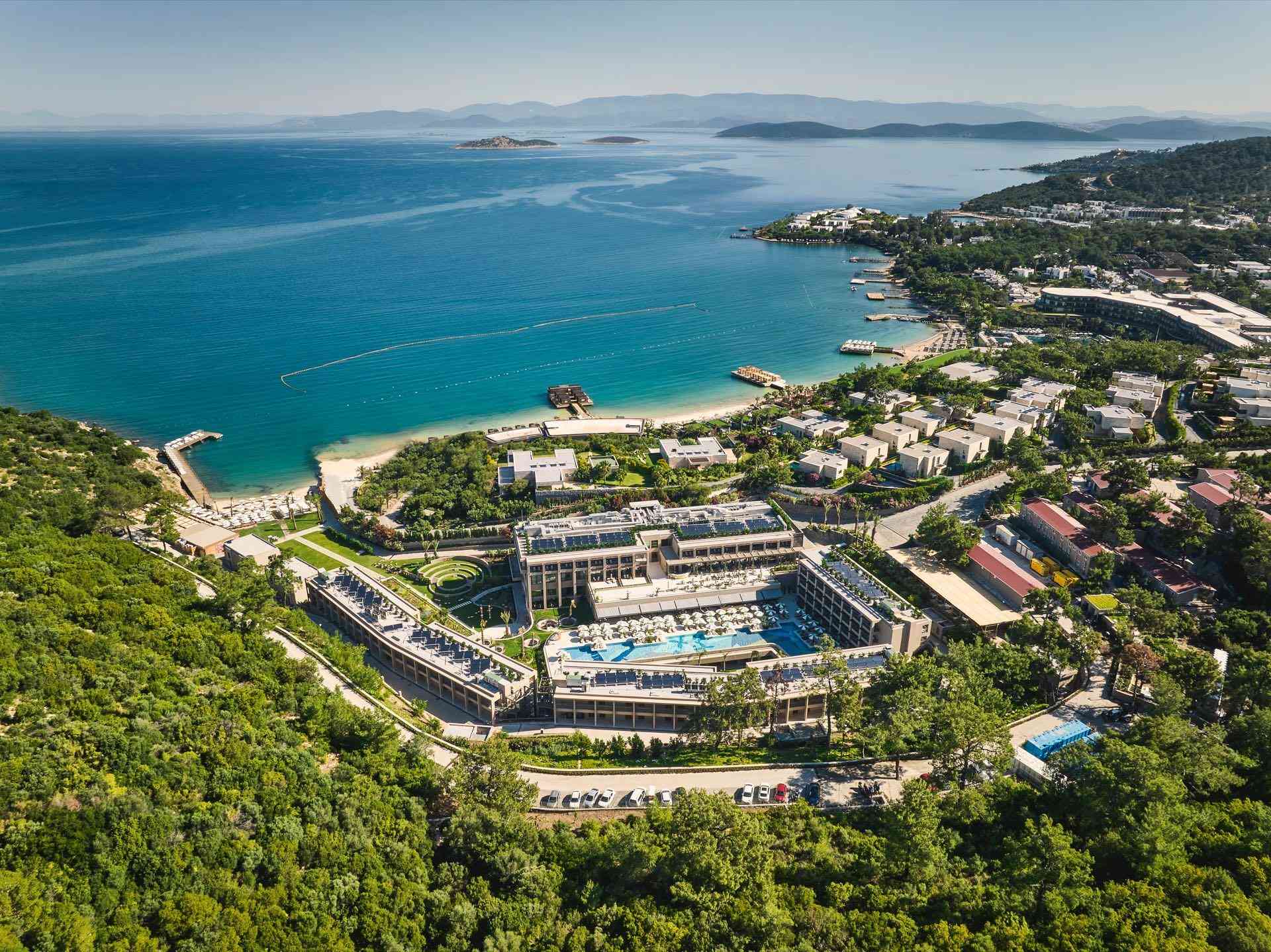 Hyde Bodrum · Resortübersicht mit Badebucht und Strand
