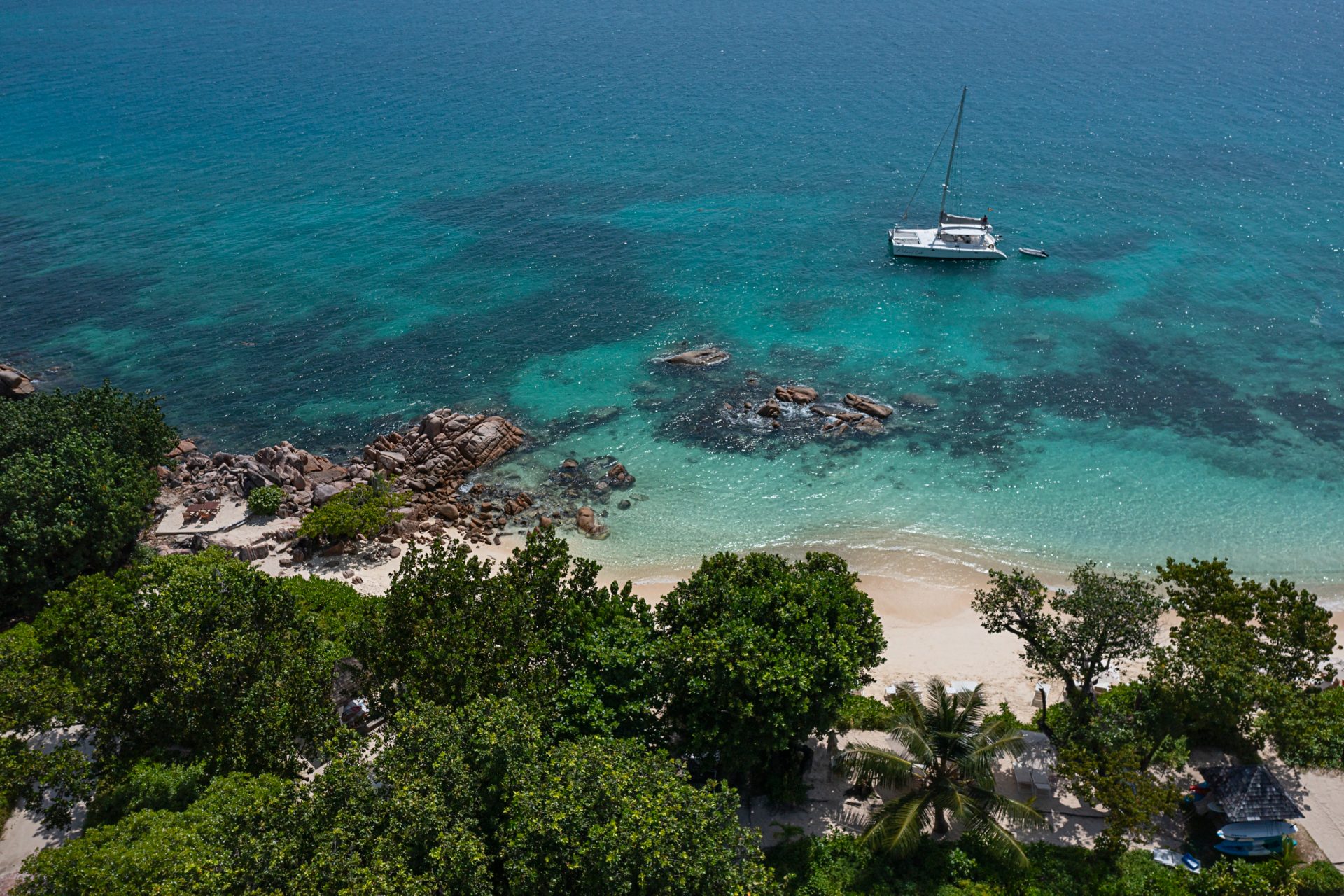 Raffles Seychelles · Raffles Seychelles an der Küste von Praslin aus der Luft