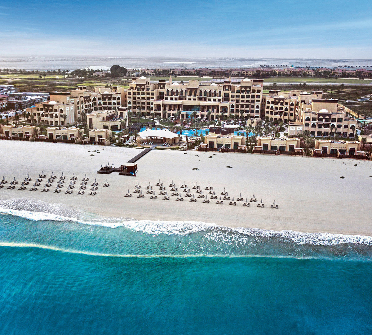 Saadiyat Rotana Resort & Villas · Luftaufnahme über Strand und Saadiyat Rotana Resort & Villas