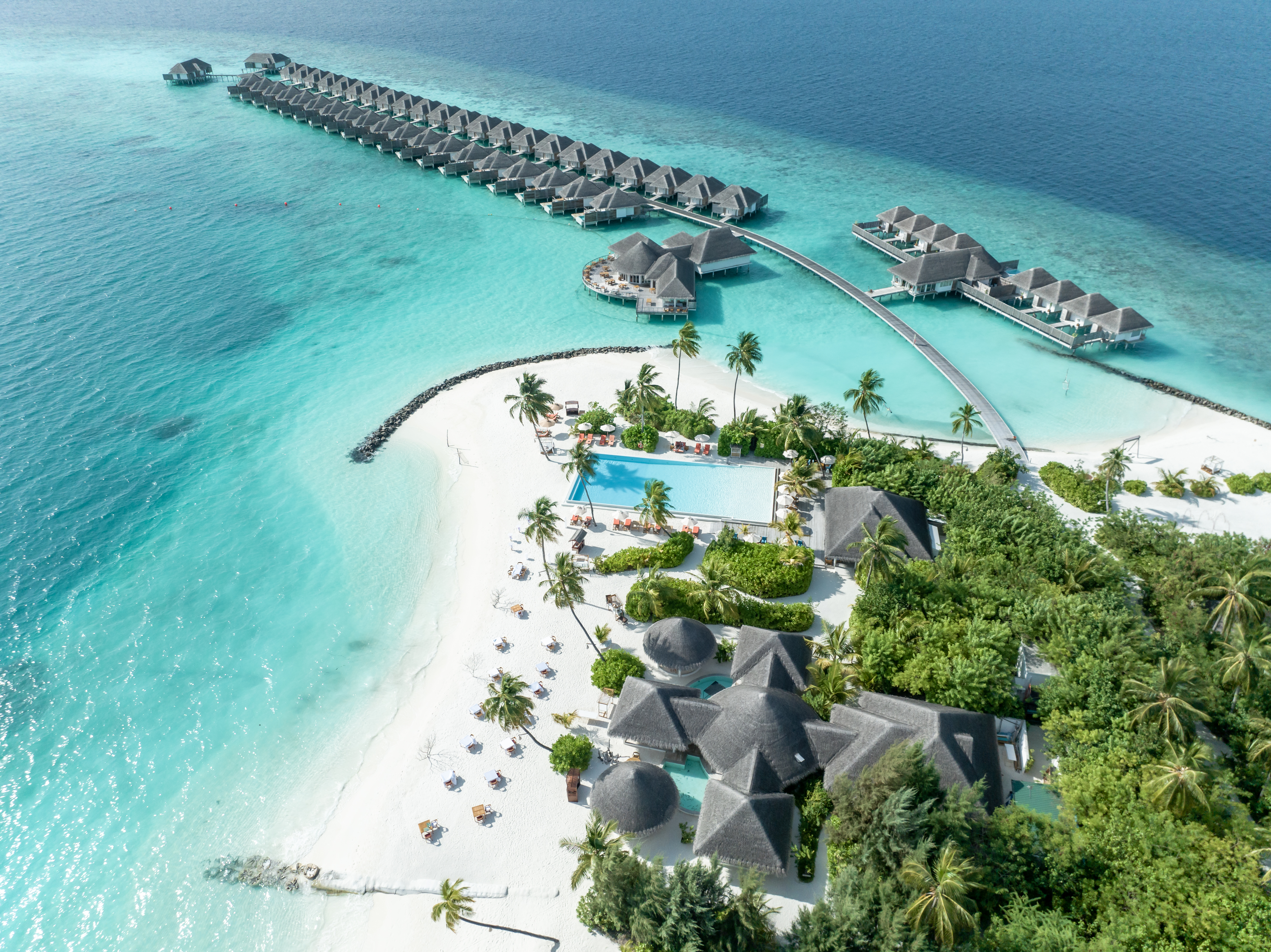 Sun Siyam Iru Veli · Luftansicht von Aluvifushi mit Strand- und Wasservillen