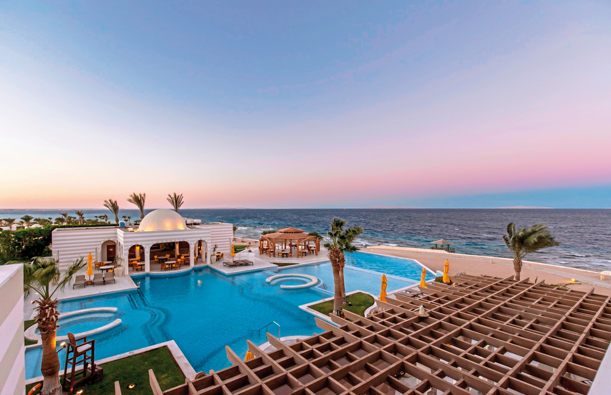 The Oberoi Sahl Hasheesh · Resort, Pool und Rotes Meer im Abendlicht