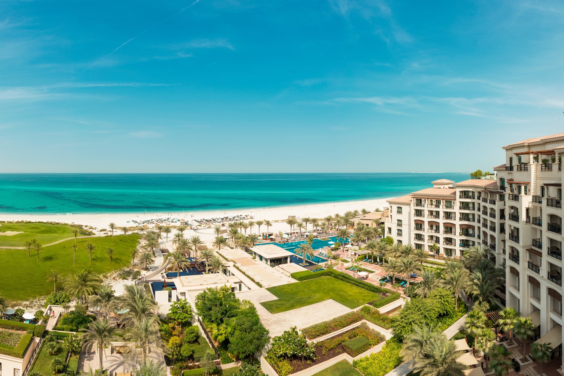 The St. Regis Saadiyat Island Resort · Resort, Poolgärten und Saadiyat Beach