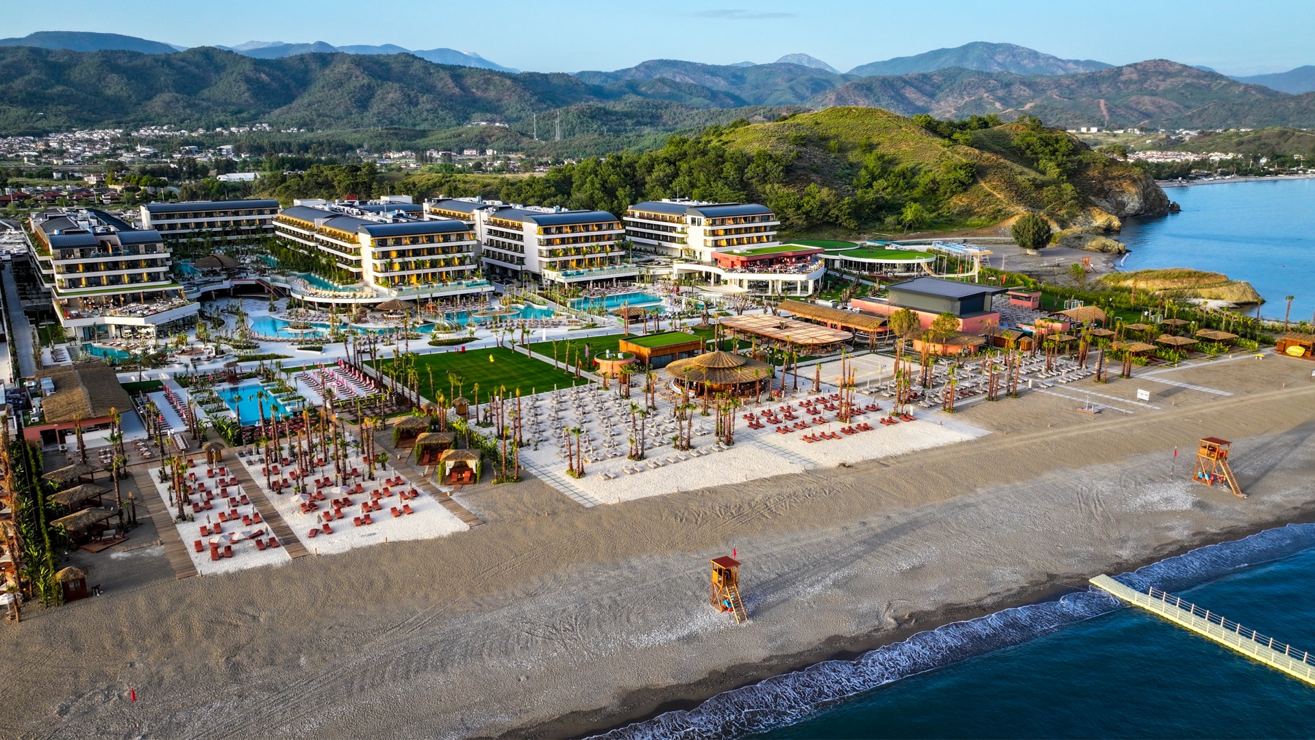 XO Cape Arnna · Echte Luftaufnahme des Resorts und der Strandlage
