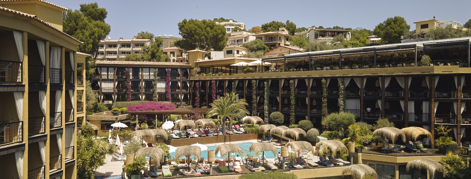 Bikini Island & Mountain Port de Sóller · Hotel und Poolanlage über der Hafenbucht