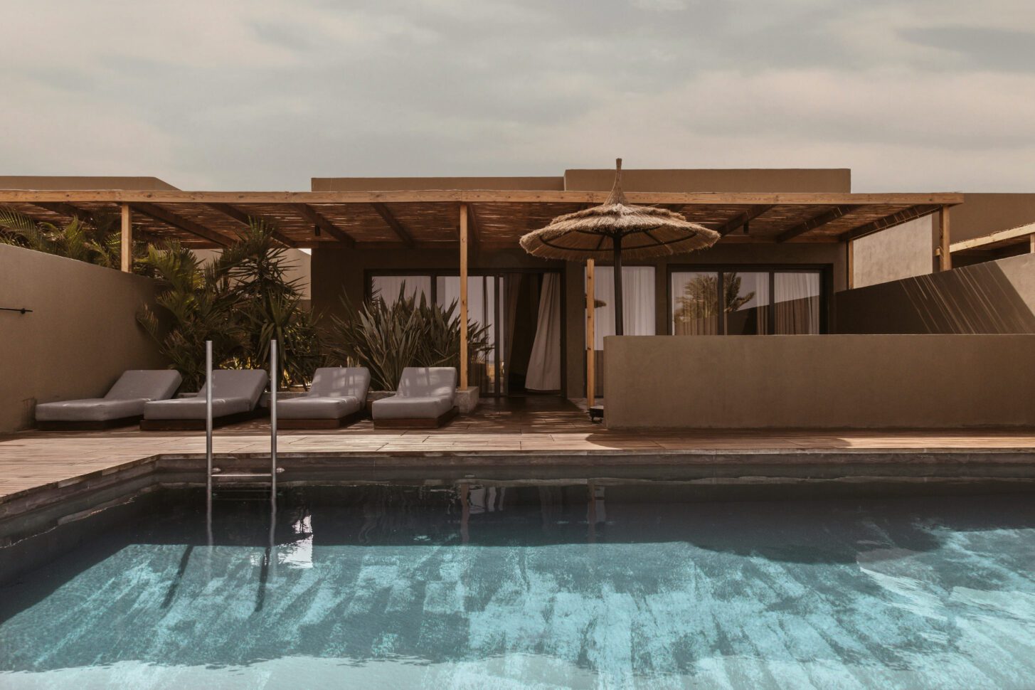 Casa Cook El Gouna · Hauptpool und schattige Liegebereiche