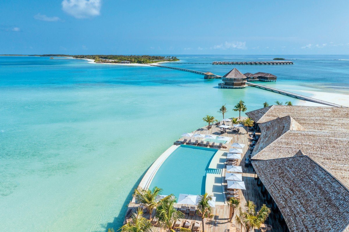 Jawakara Islands Maldives · Infinitypool und Lagune