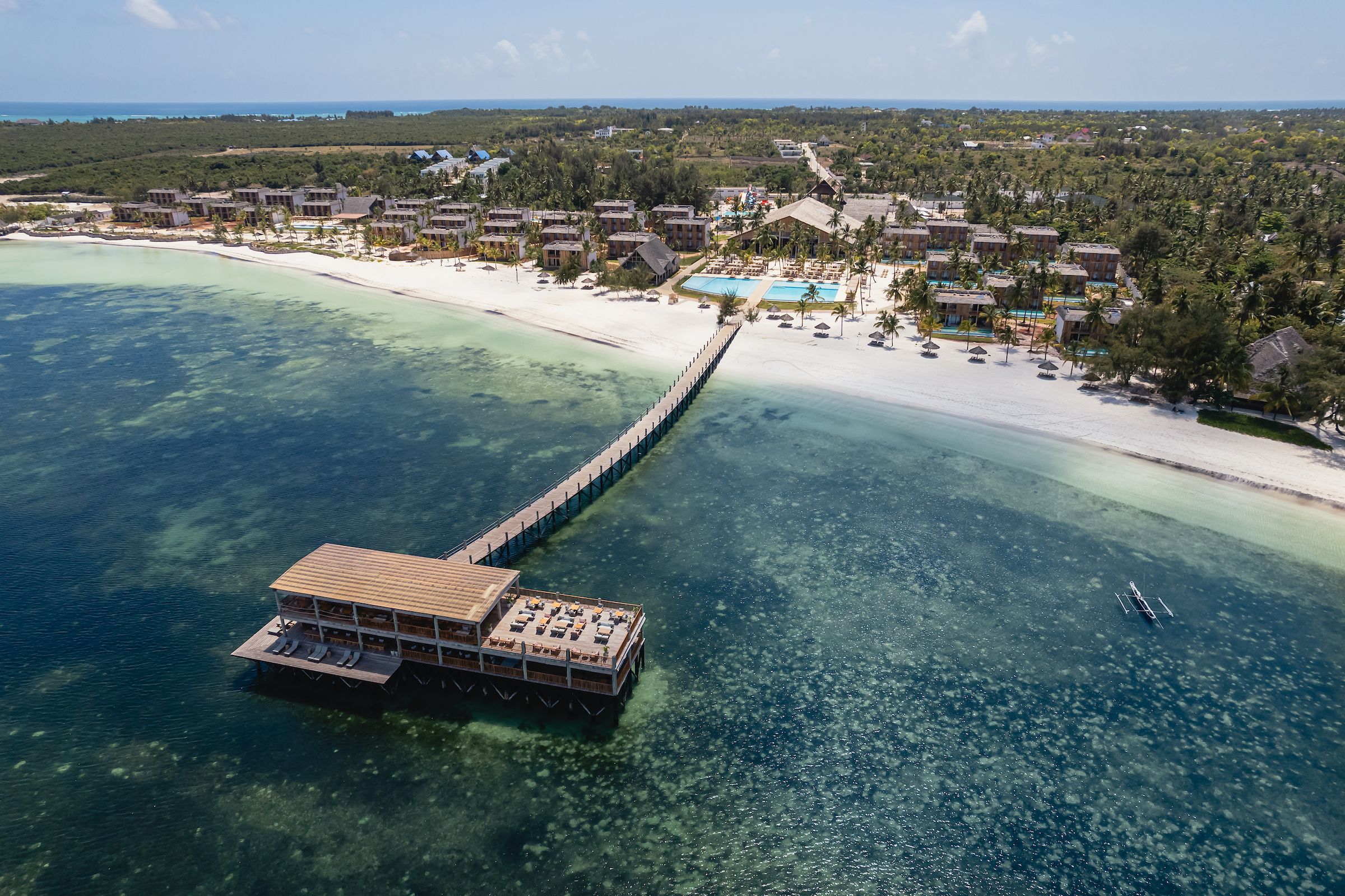 JAZ Elite Aurora Beach · Resortübersicht mit Strand und Pier aus der Luft