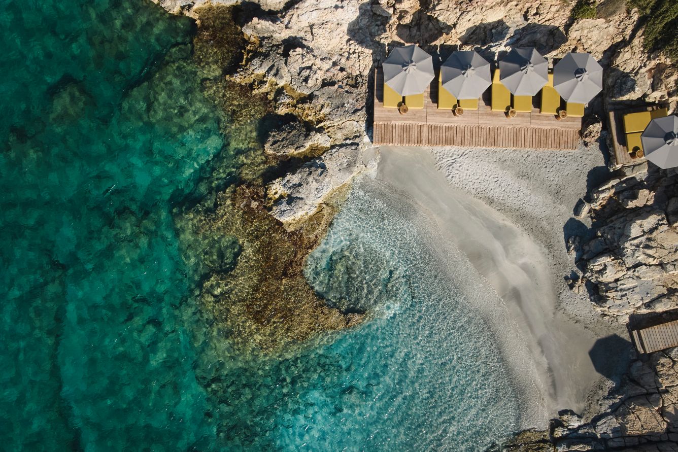JW Marriott Crete Resort & Spa · Strand mit Liegen