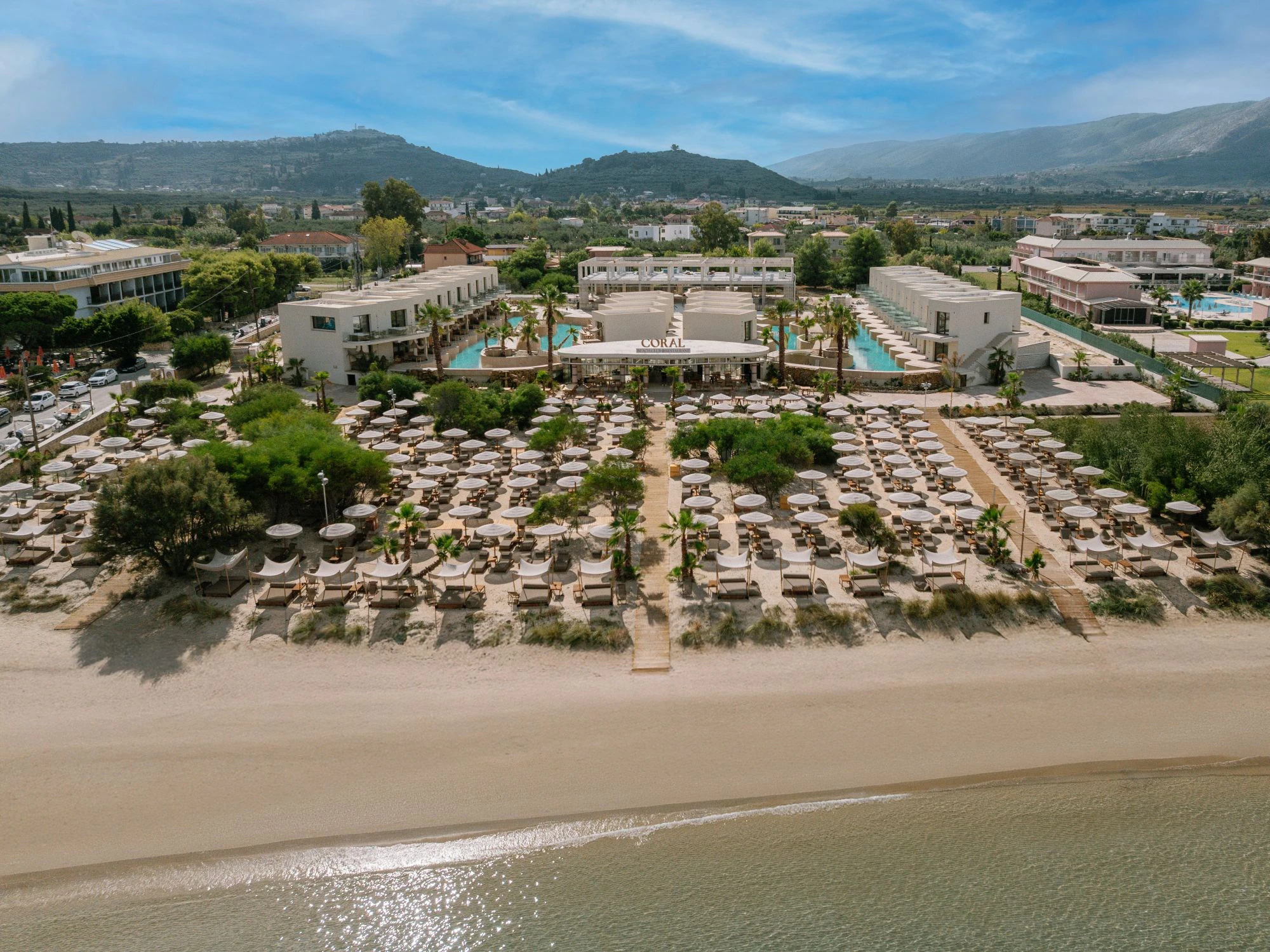 Perla del Mare Resort · Drohnenaufnahme von Strand und Resort