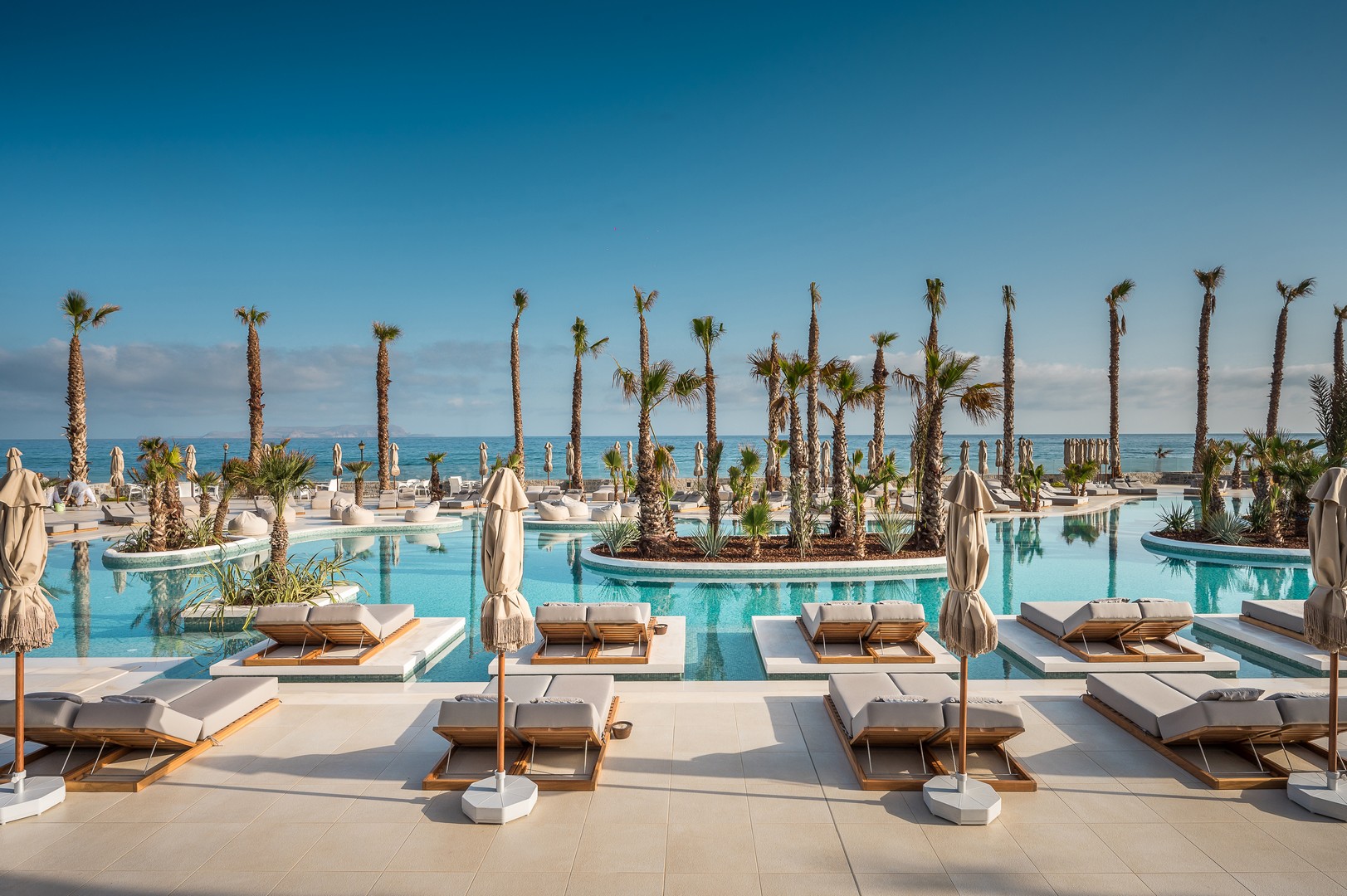 Stella Blue Seaside Resort · Lagunepool mit Palmen und Meerblick