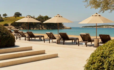 Amanzoe · Beach Club mit Liegen und Pool