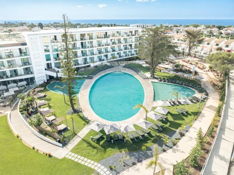 ananea Castelo Suites Algarve · Hotelanlage und Pool aus der Luft
