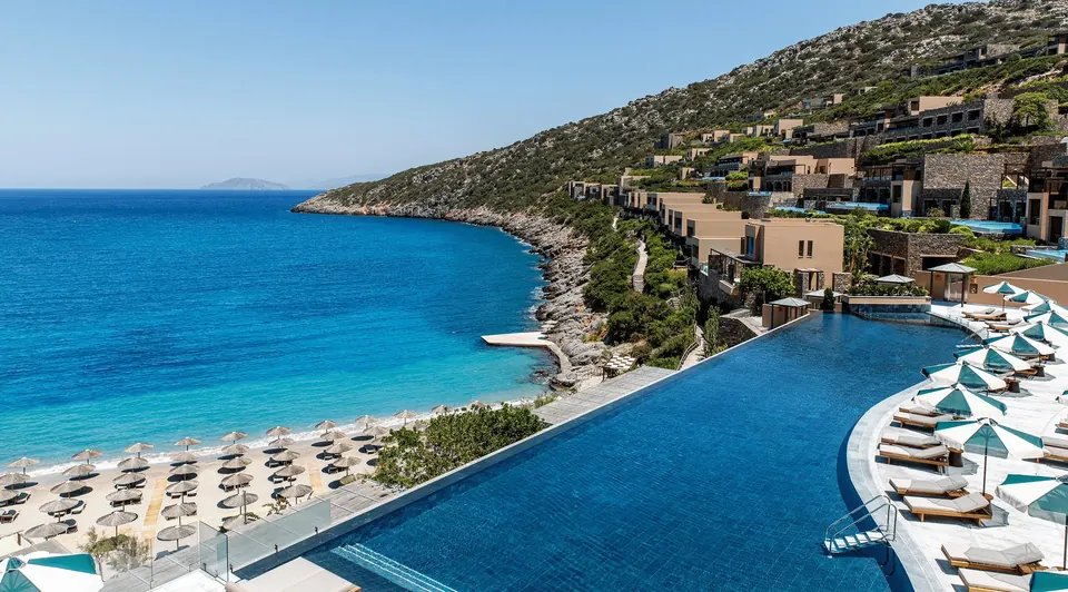 Infinitypool und türkisfarbene Bucht im Daios Cove auf Kreta