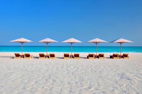 Park Hyatt Abu Dhabi Hotel and Villas · Sandstrand mit Liegen