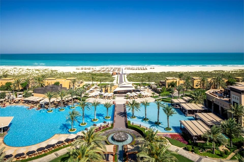 Saadiyat Rotana Resort & Villas · Poollandschaft mit Blick zum Strand und Meer