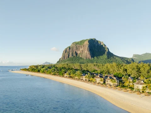 The St. Regis Le Morne Resort, Mauritius · Drohnenaufnahme der Hotelanlage vor dem Hintergrund eines Bergs