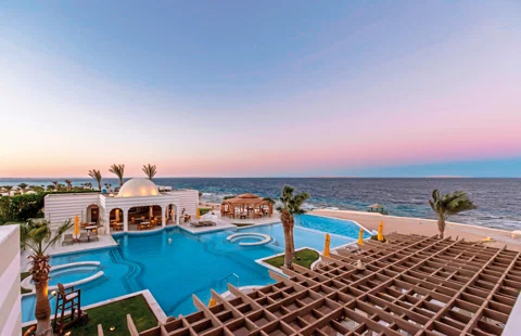 The Oberoi Sahl Hasheesh · Resort, Pool und Rotes Meer im Abendlicht