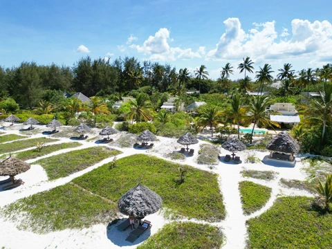 Zanzibar White Sand Luxury Villas & Spa · helle Gesamtanlage mit Strand und Meer