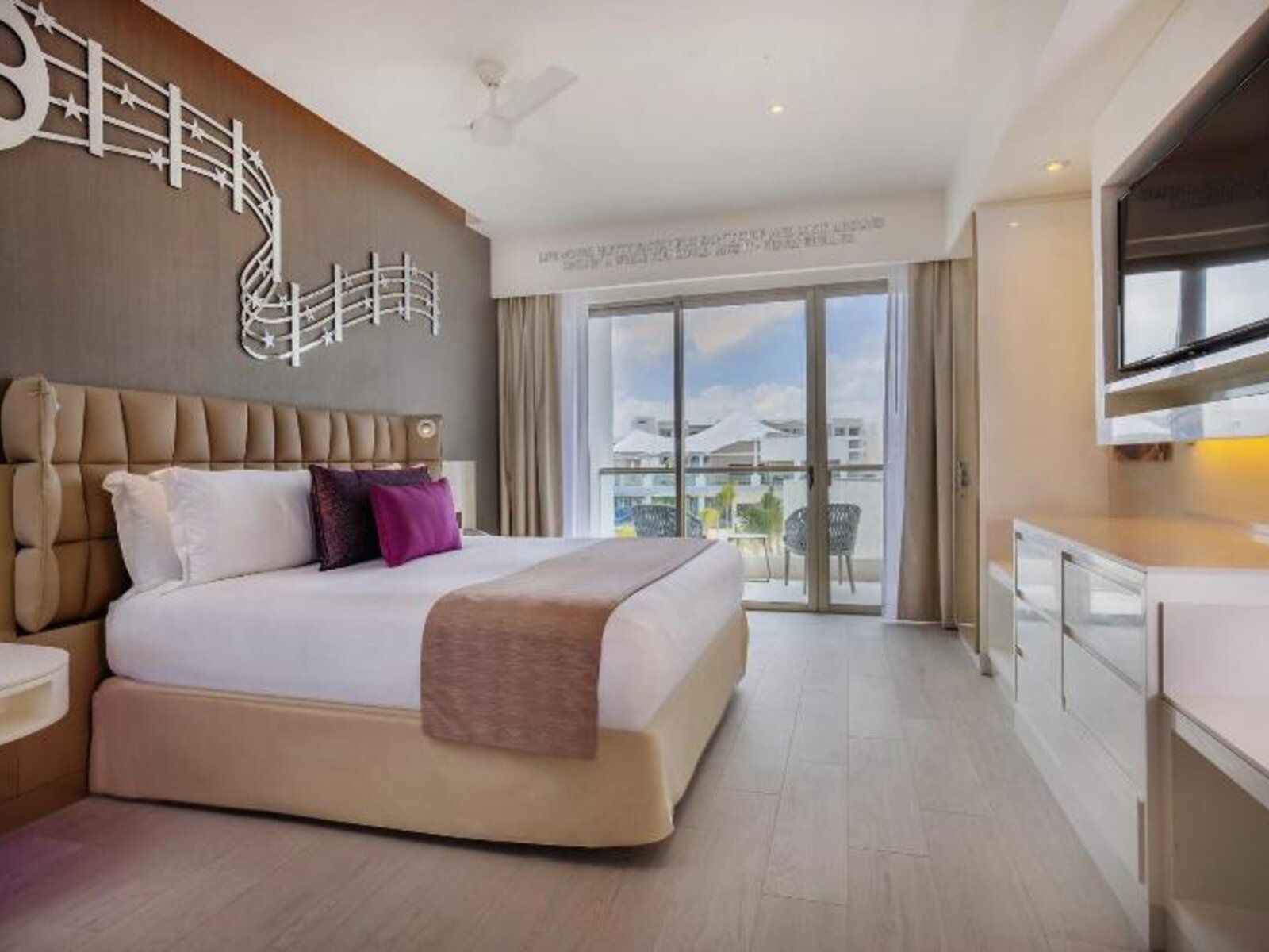 035 - Planet Hollywood Beach Resort Cancun .jpg