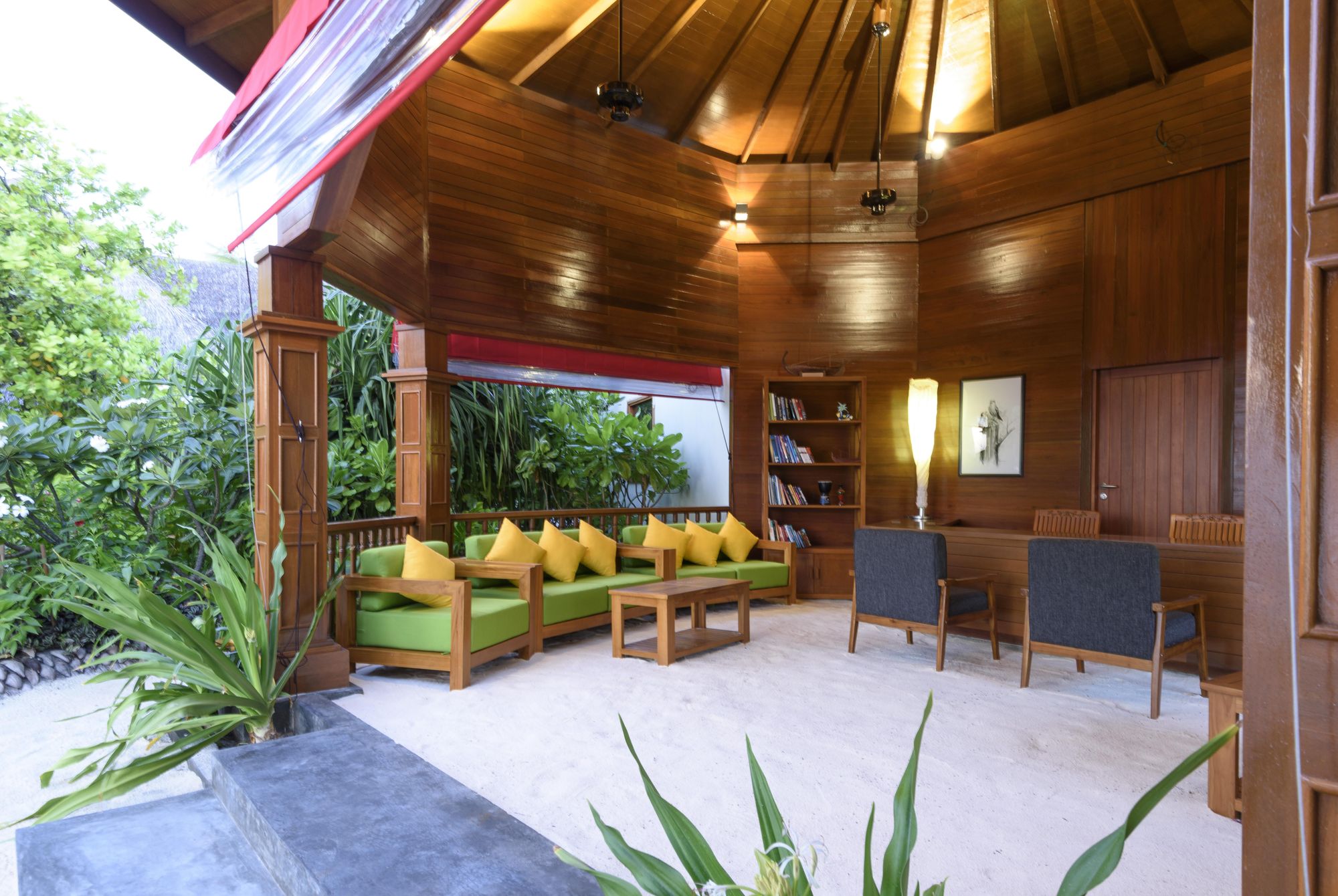 017 - Dhigufaru Island Resort.jpg