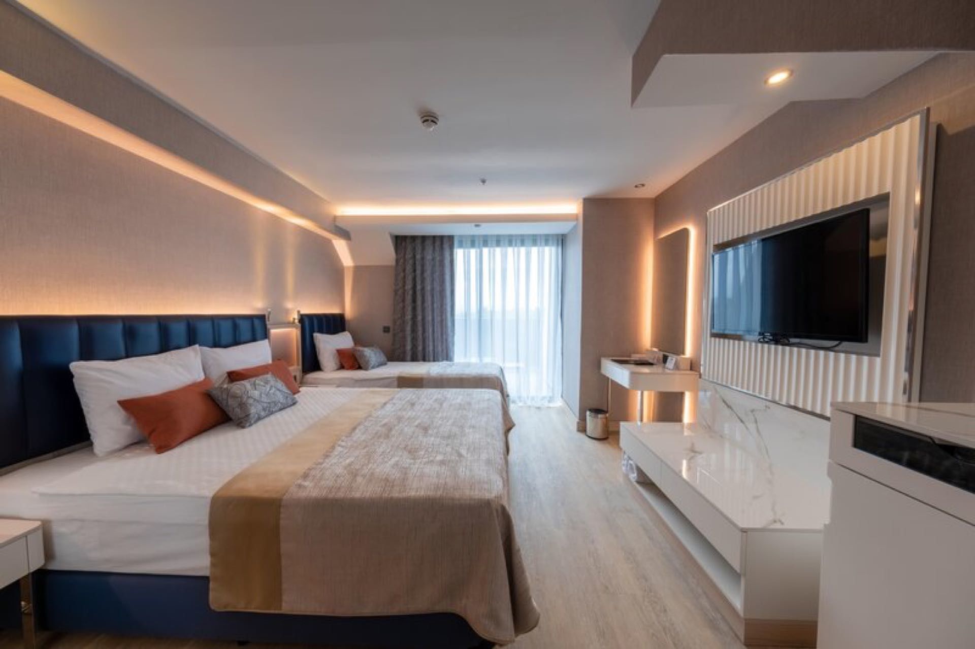 004 - Lago Hotel.jpg