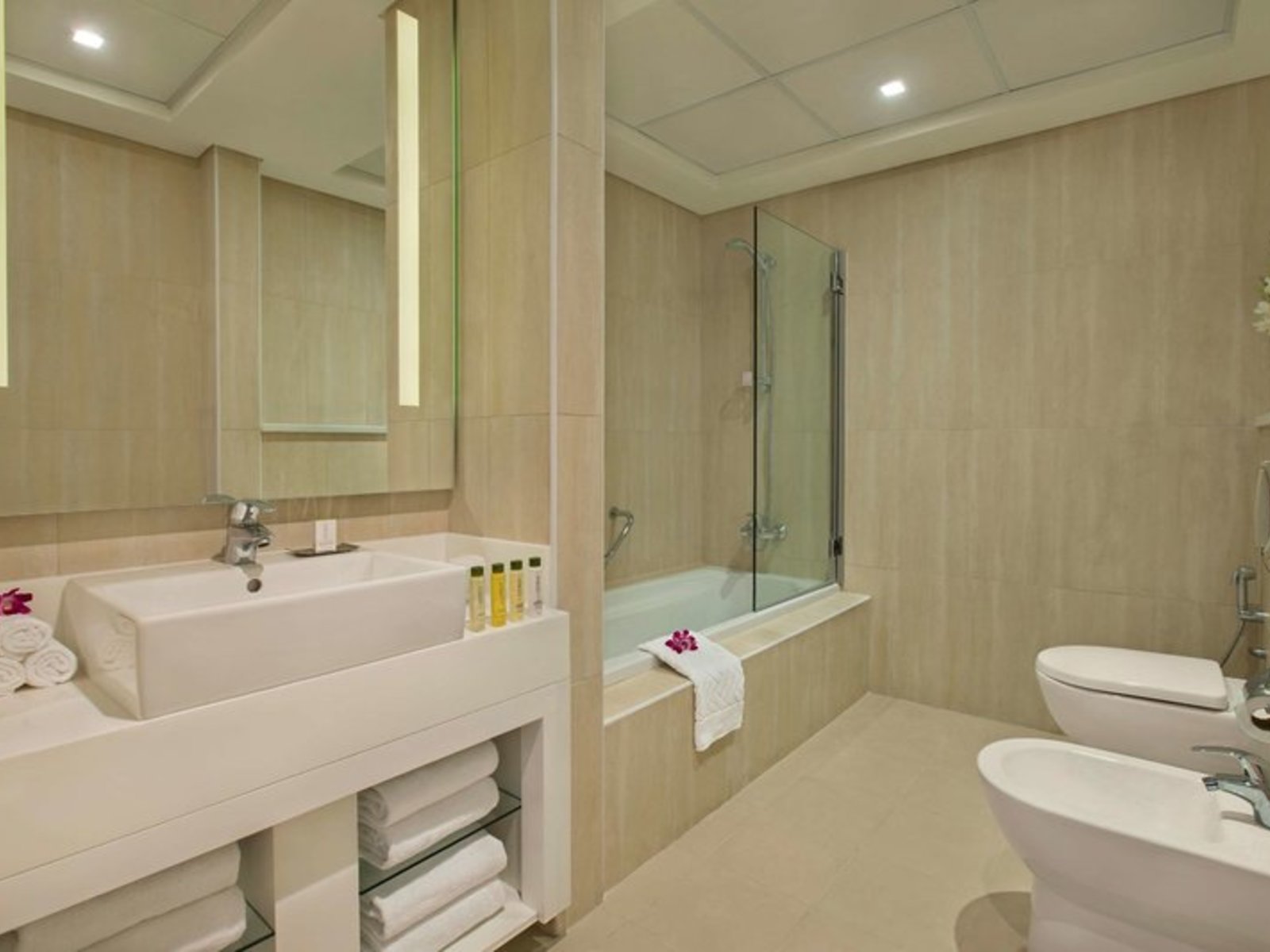 007 - DoubleTree by Hilton Dubai Jumeirah Beach.jpg