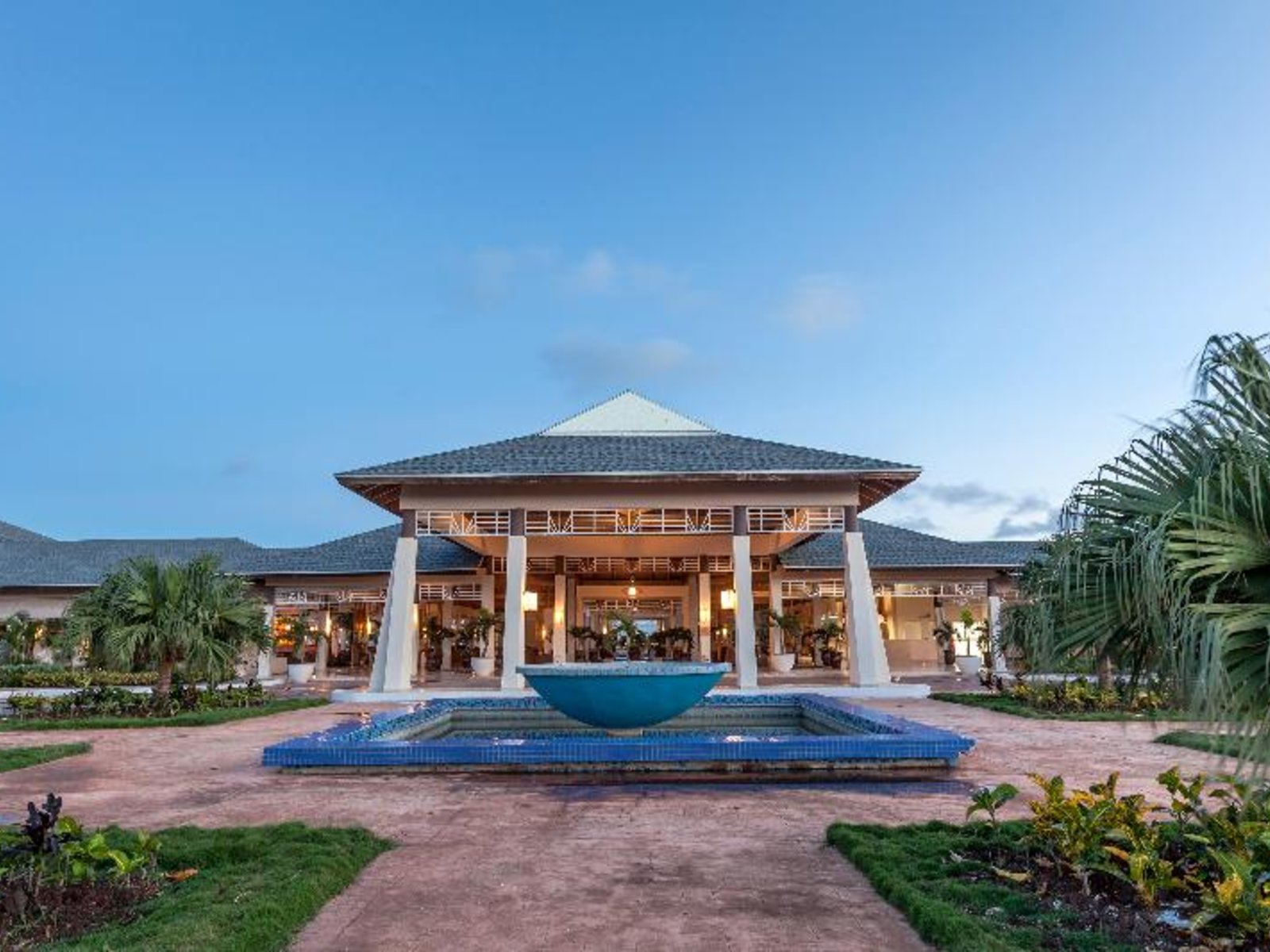 021 - Melia Jardines del Rey.jpg