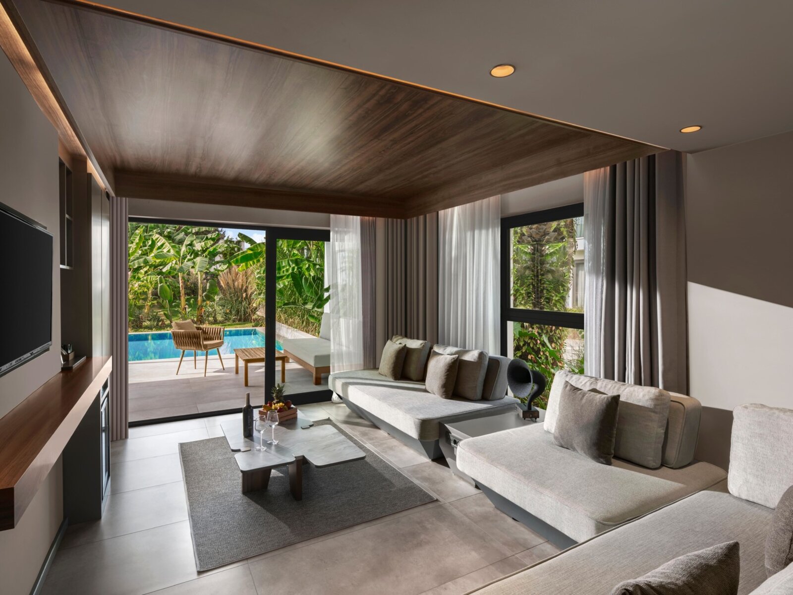 022 - PALOMA Finesse Side.jpg