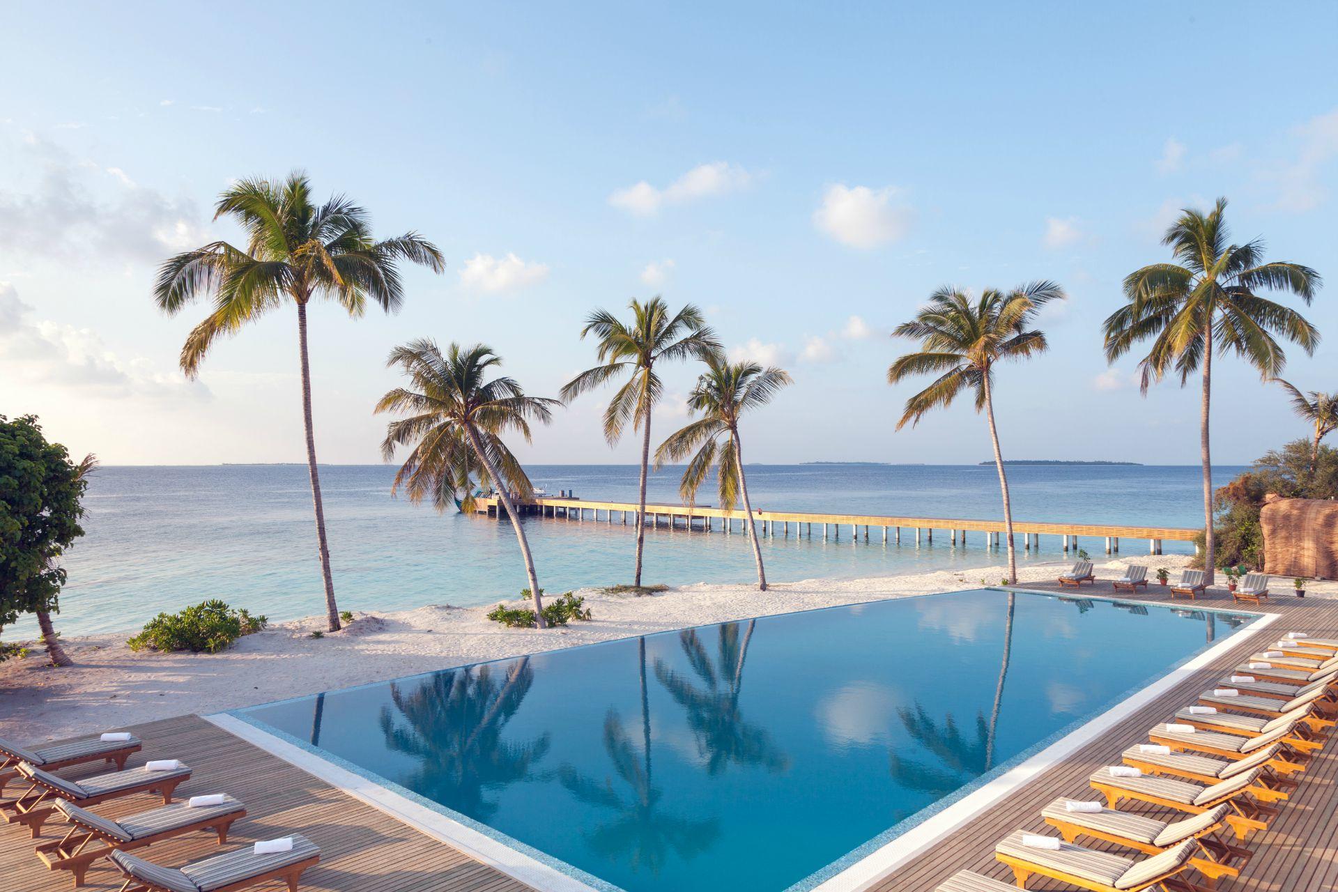 002 - Reethi Faru Resort.jpg