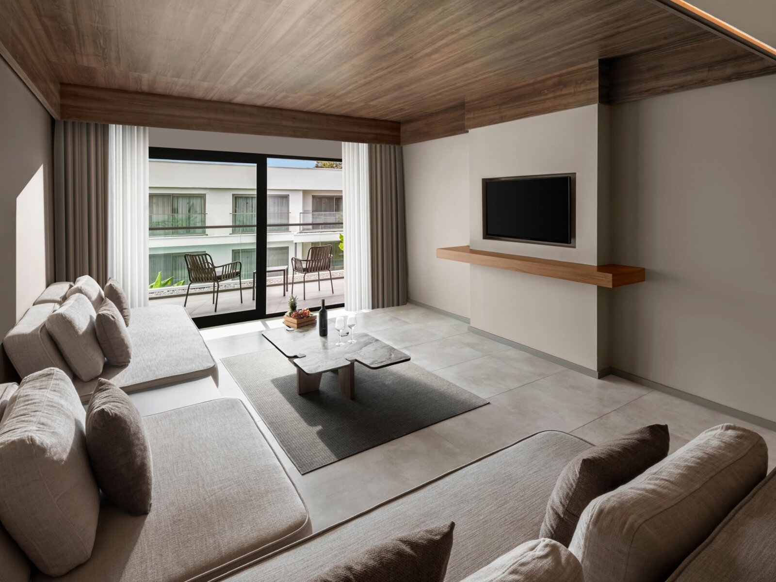 025 - PALOMA Finesse Side.jpg