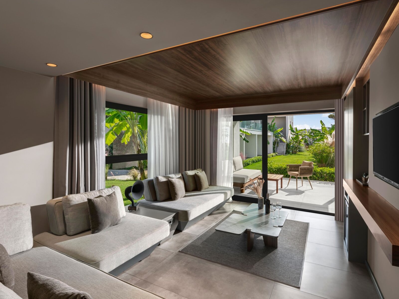 043 - PALOMA Finesse Side.jpg