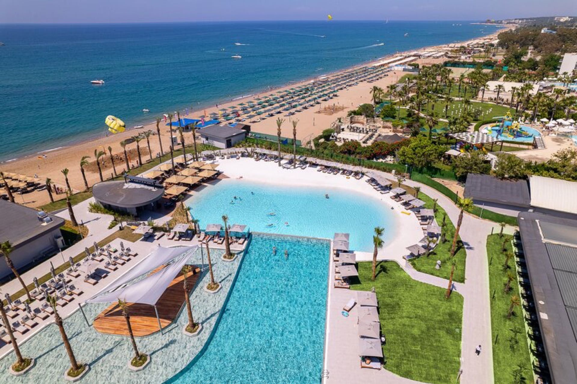 010 - Lago Hotel.jpg