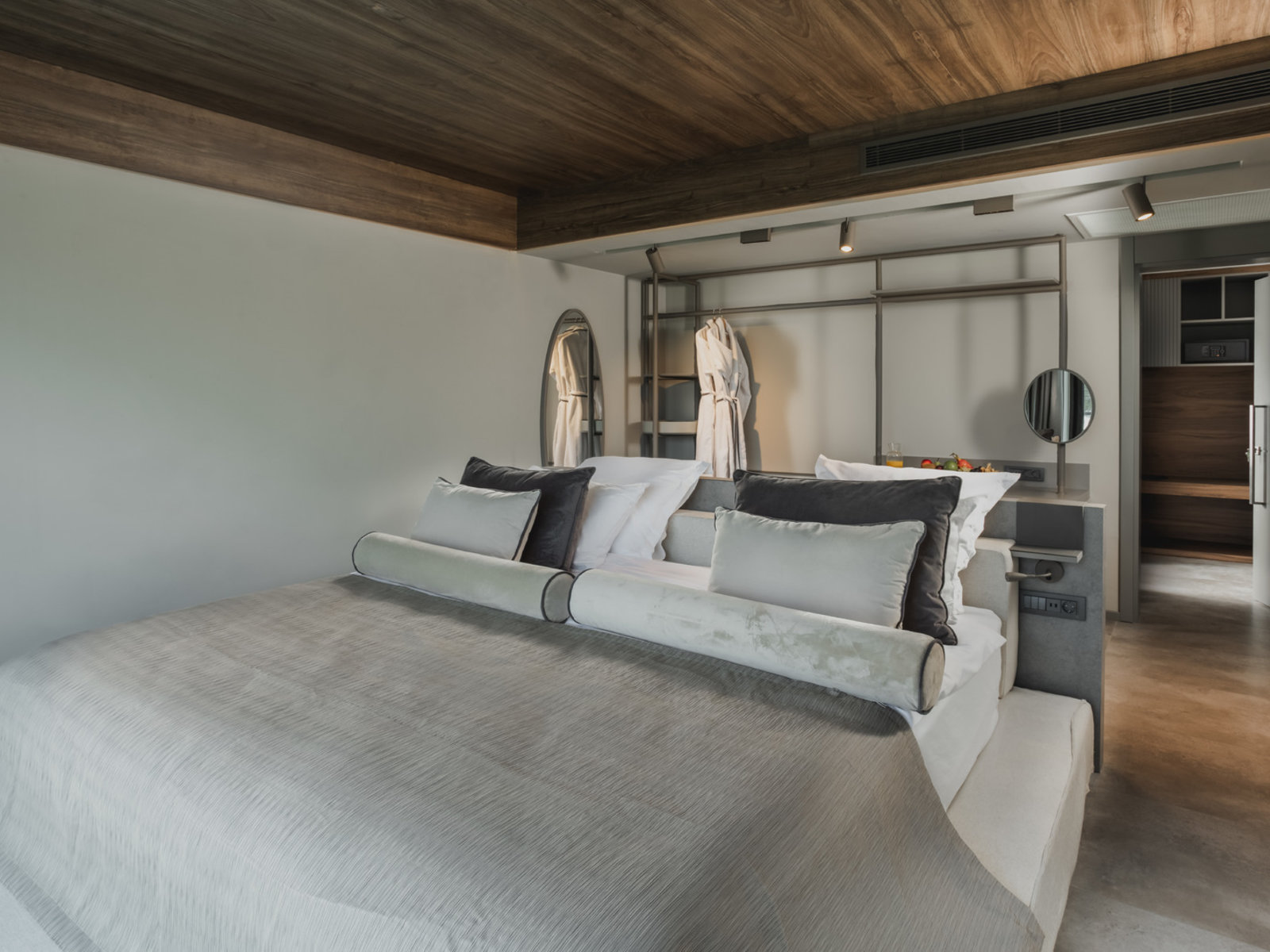 024 - PALOMA Finesse Side.jpg