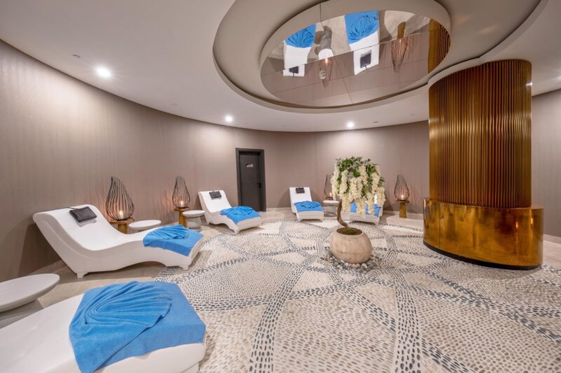 013 - Lago Hotel.jpg