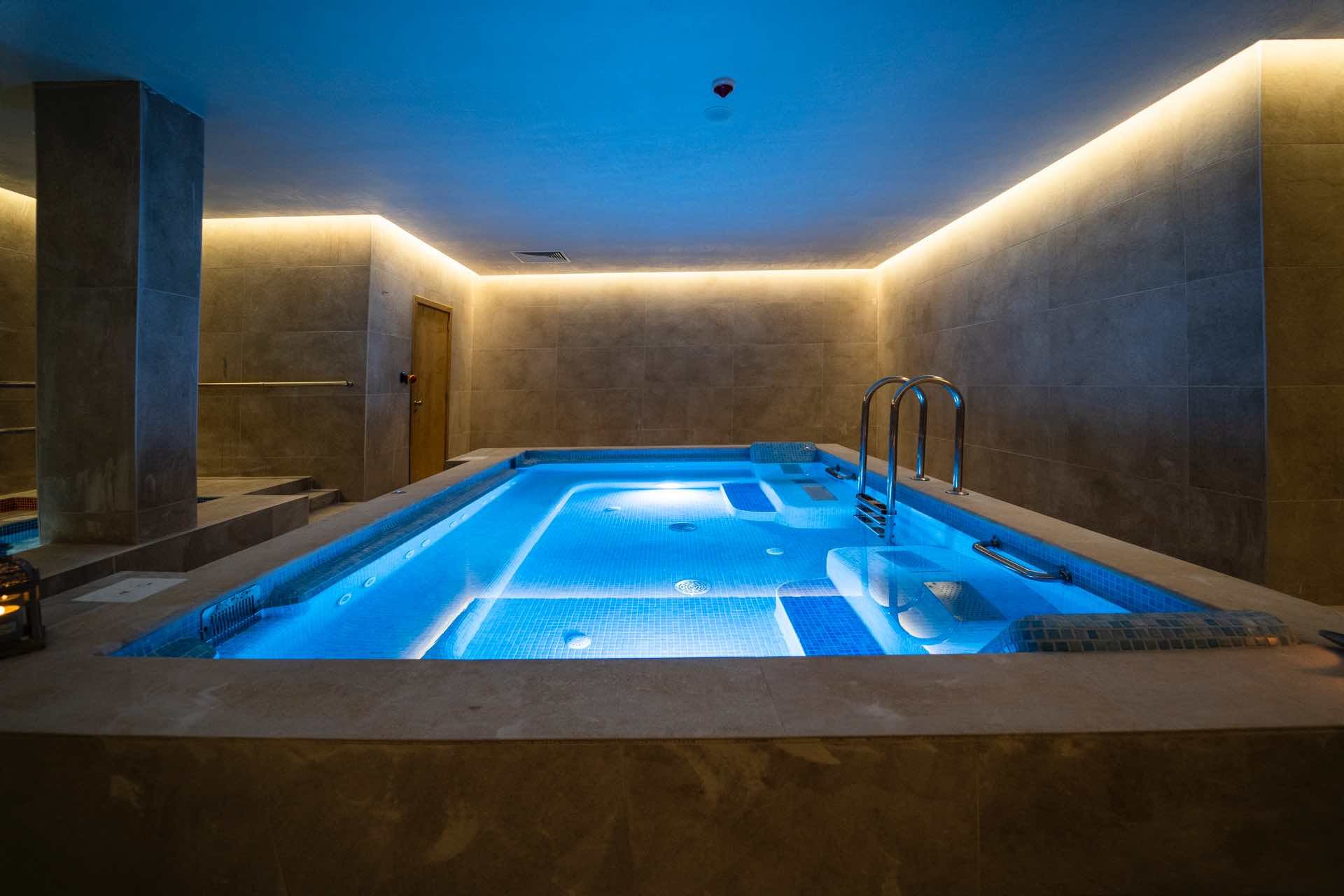 225392548 - Wave Resort.jpg