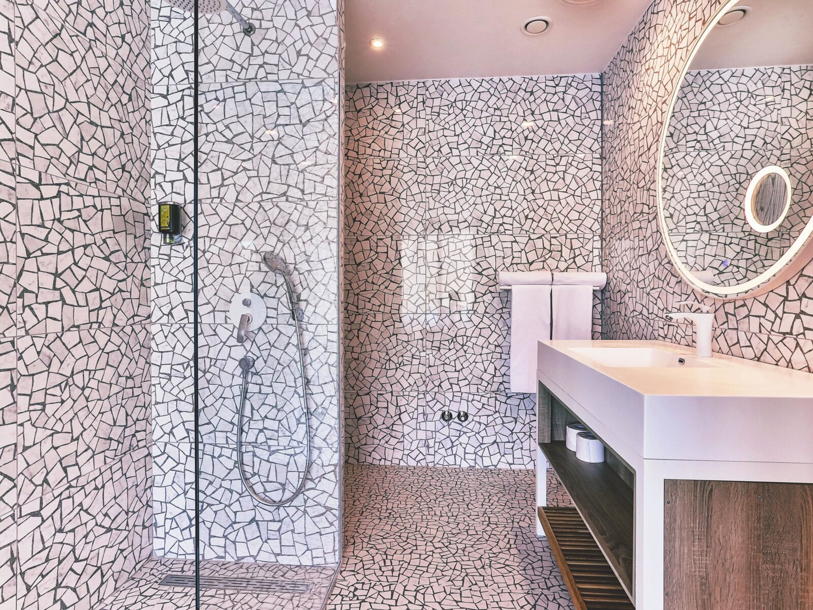 021 - Carine Hotel Kumbor .jpg