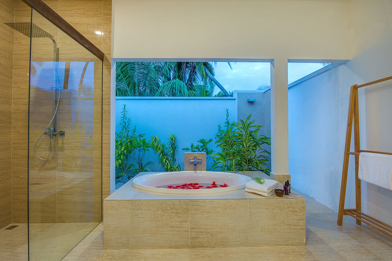 008 - Rahaa Resort .jpg