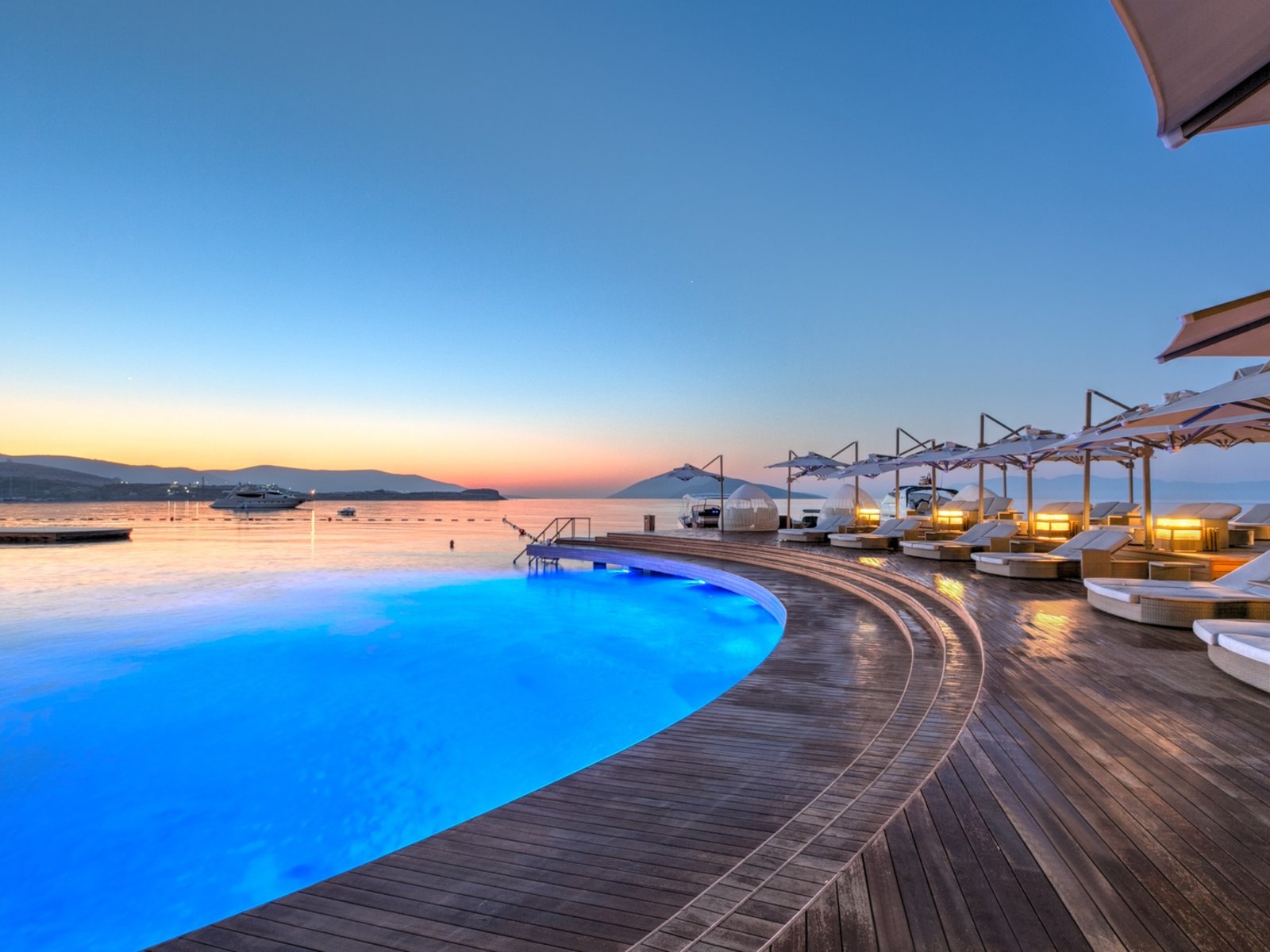 010 - Caresse a Luxury Collection Resort & Spa.jpg