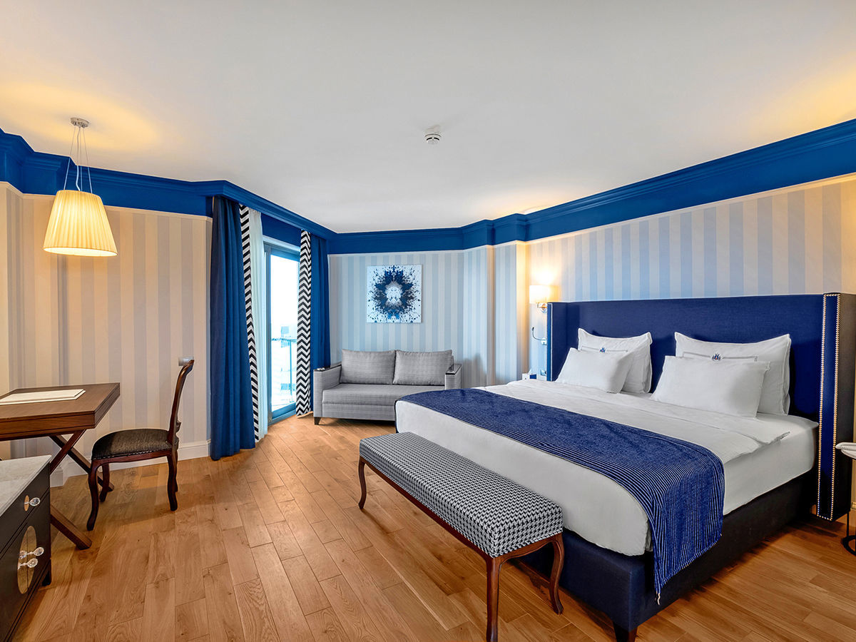 016 - Rubi Platinum Sign.jpg