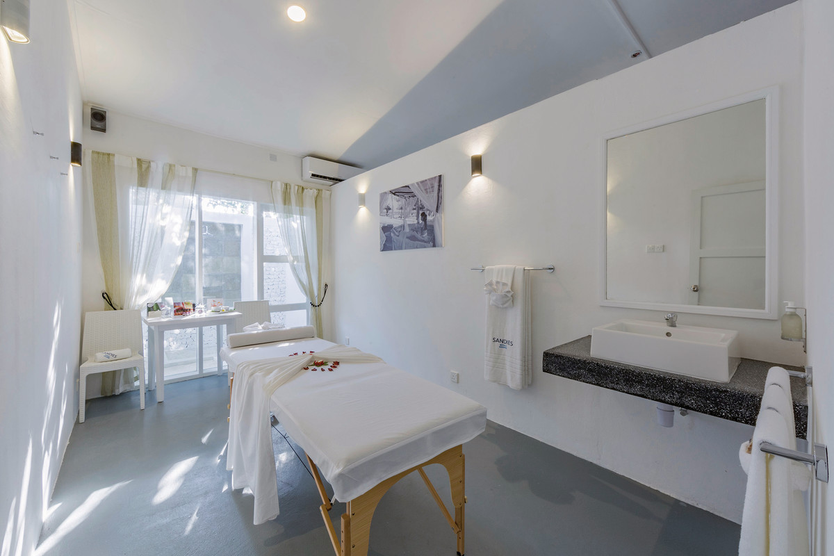 020 - Sandies Bathala.jpg