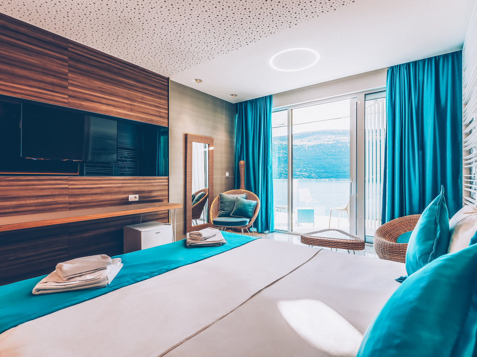 008 - Carine Hotel Kumbor .jpg