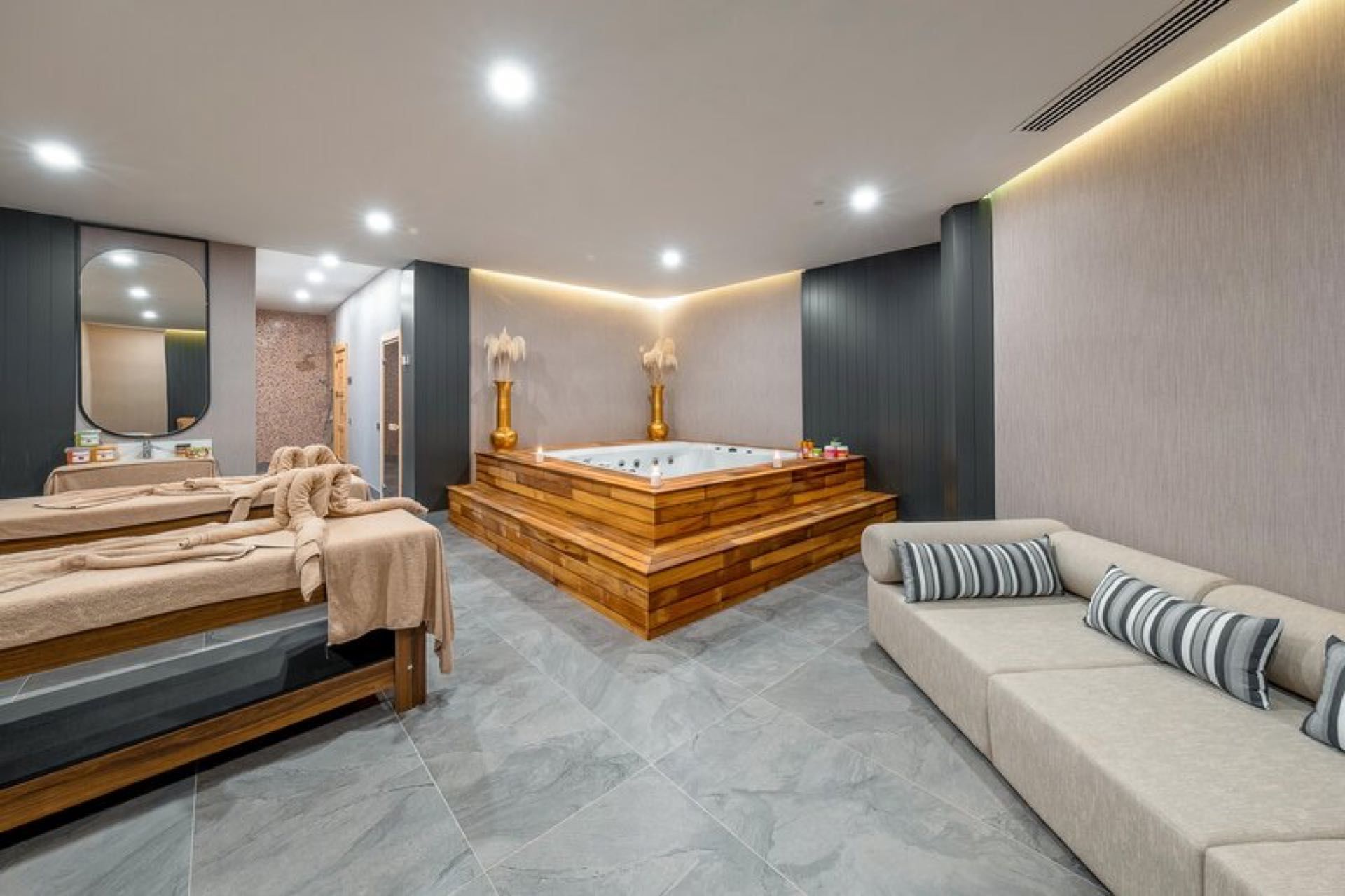 015 - Lago Hotel.jpg