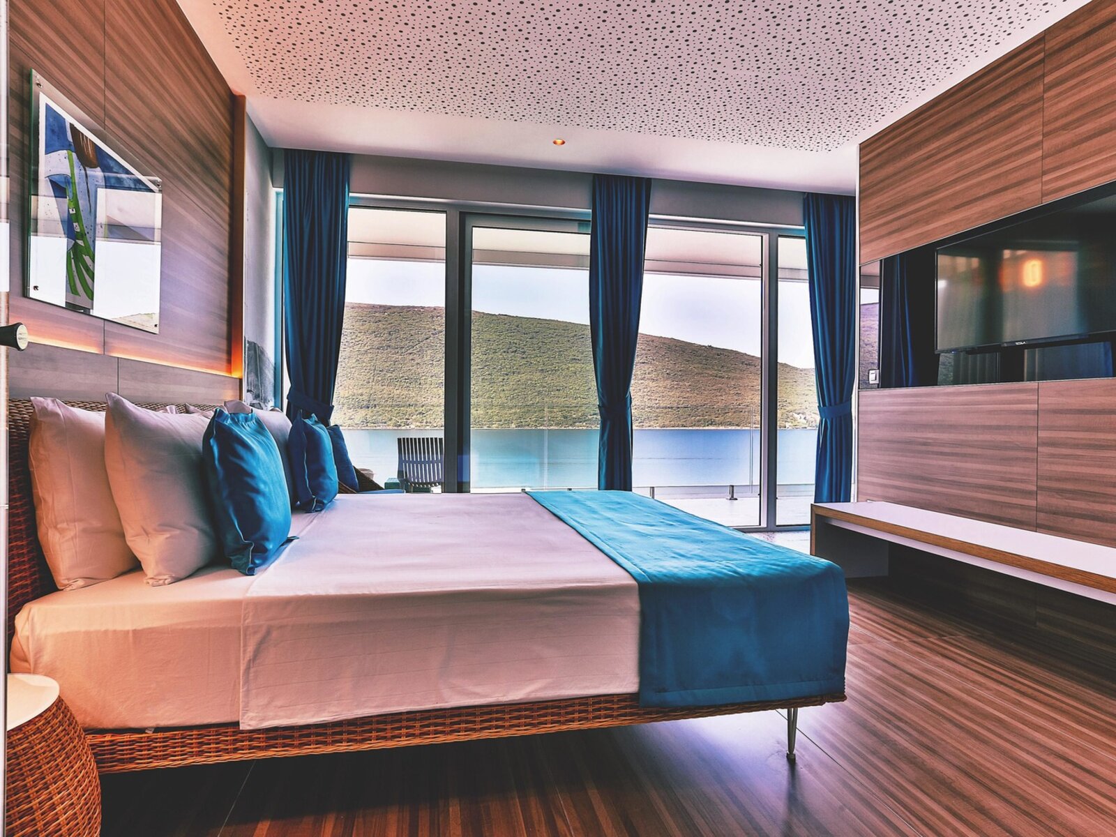 010 - Carine Hotel Kumbor .jpg