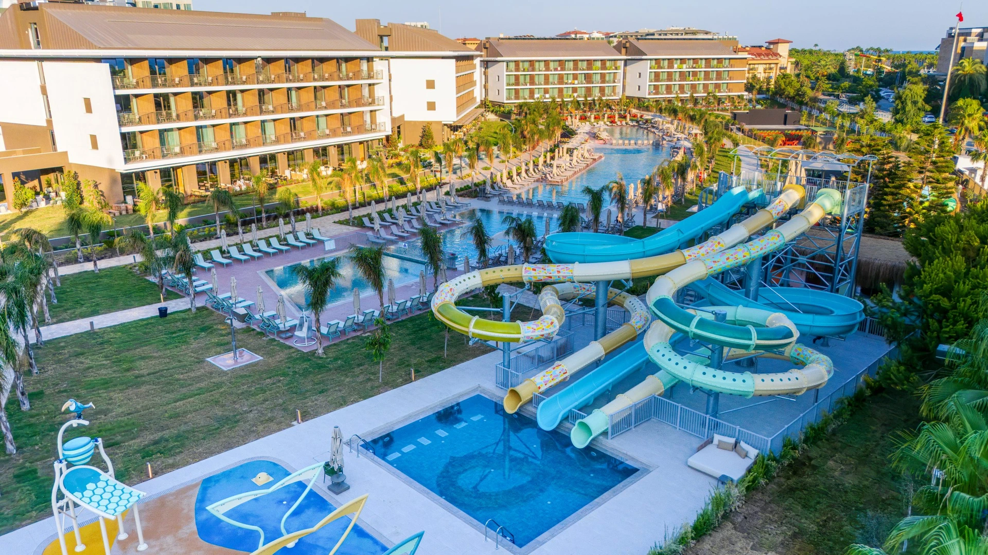 Sentido Serra Resort · Luftaufnahme der Poolanlage mit Wasserrutschen
