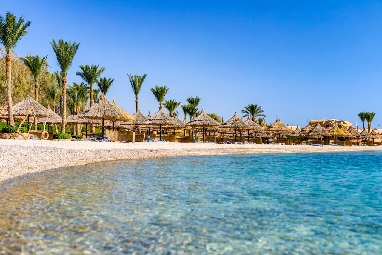 Mövenpick Resort El Quseir · Sandstrand & Hausriff