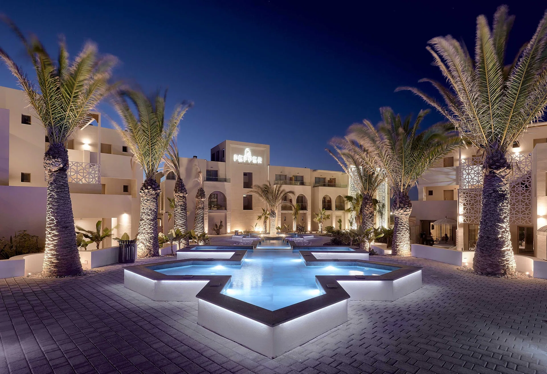 Beleuchteter Innenhof des Pepper Sea Club am Abend