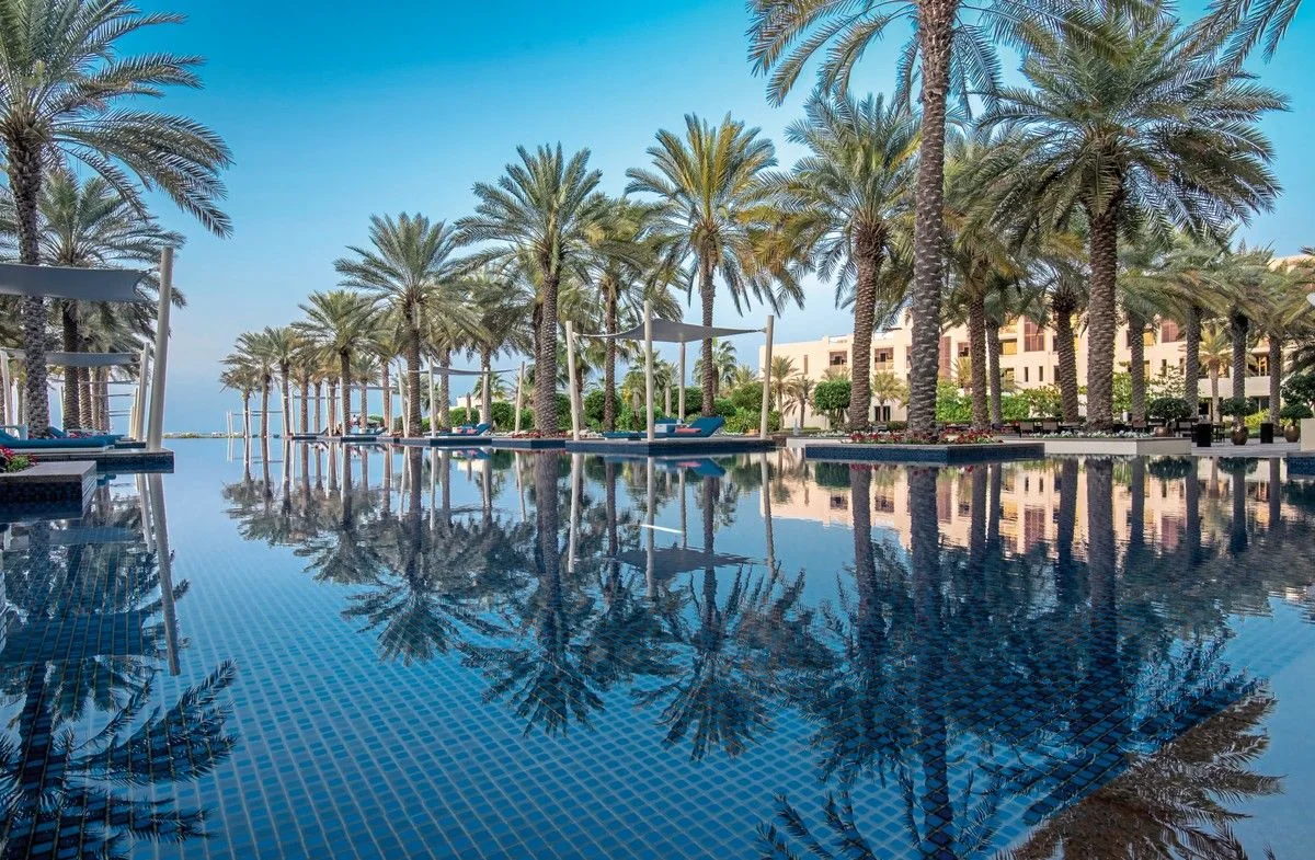 Park Hyatt Abu Dhabi Hotel and Villas · Poollandschaft und Palmen